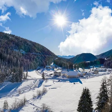 Zum Hirschen Boutique Val Di Non فندق