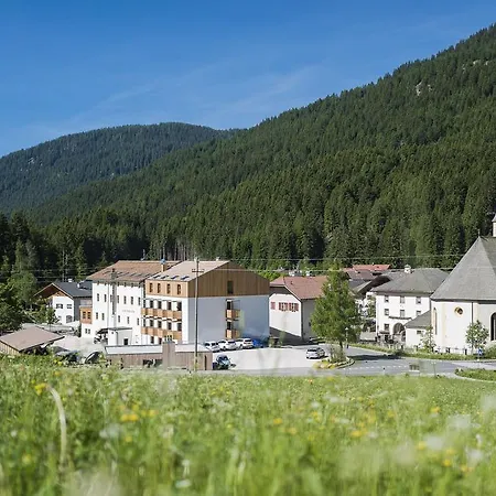 فندق Zum Hirschen Boutique Val Di Non