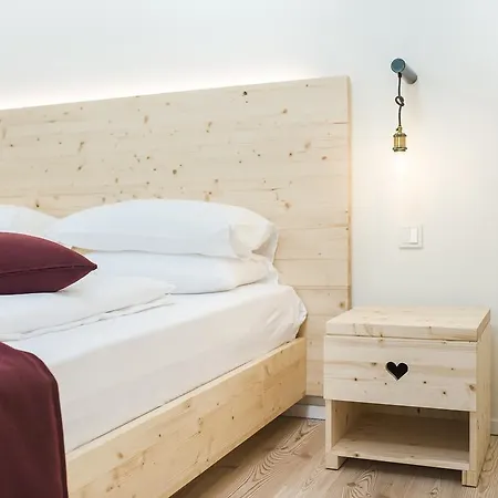 Zum Hirschen Boutique Val Di Non أونسيري لِييبي فراوْ إيم